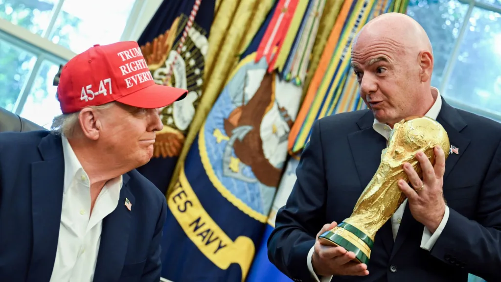 美國總統唐納・川普（Donald Trump）與國際足總（FIFA）主席詹尼・因凡蒂諾（Gianni Infantino）在橢圓形辦公室與世界盃獎盃合影。/3a娛樂城
